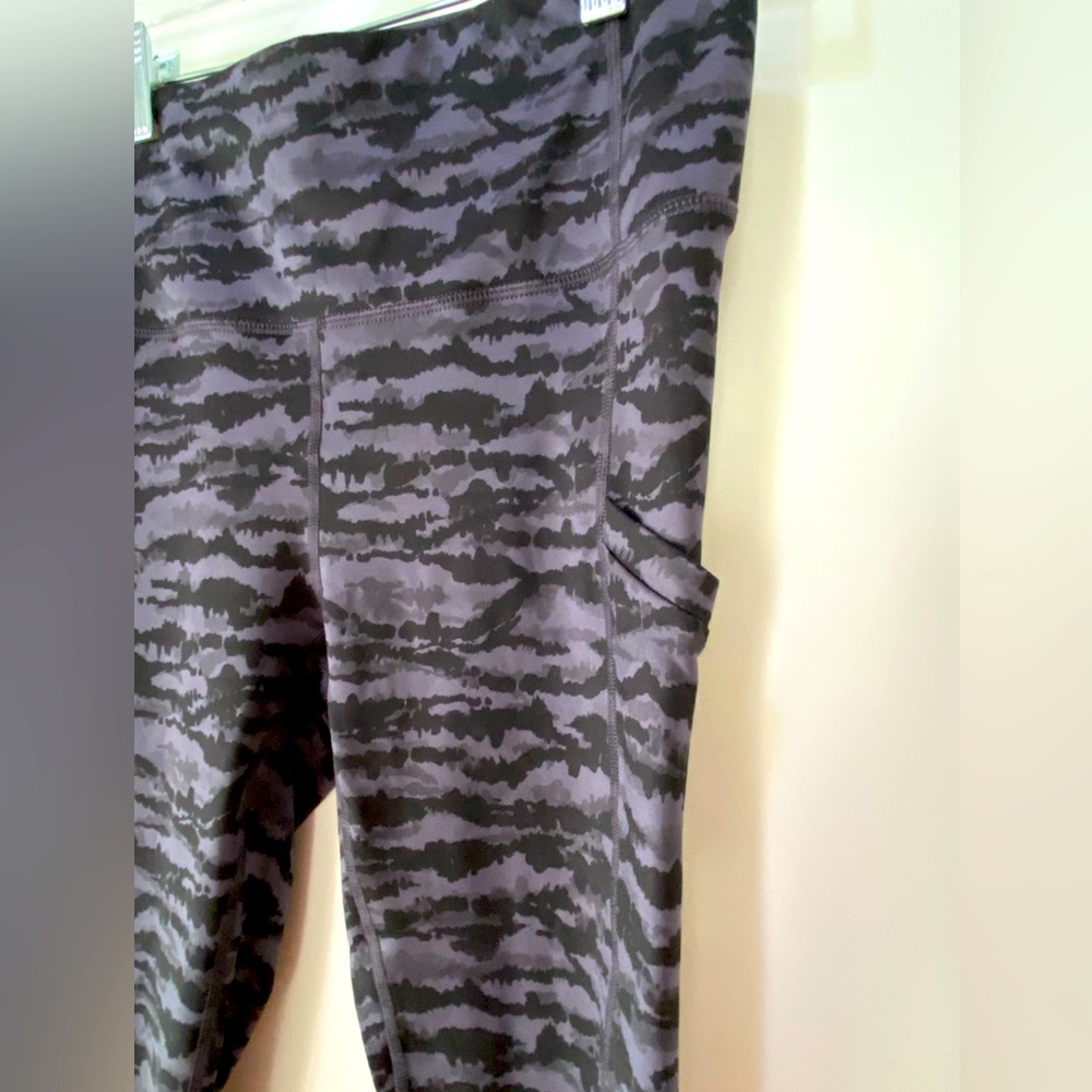 Fabletics power hold 7/8 size S. Like new condition.